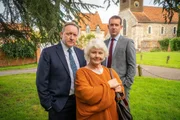Ein neuer, kniffliger Fall f&uuml;r DCI John Barnaby (Neil Dudgeon, l.), Rechtsmedizinerin Fleur Perkins (Annette Badland, M.) und DS Jamie Winter (Nick Hendrix, r.).