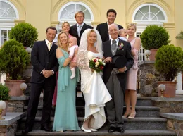 Eine schrecklich nette Gro&szlig;familie: Braut Hilde (Ruth Maria Kubitschek) und Br&auml;utigam Theo (Ernst Stankovski) mit Regina (Marita Marschall, 2.v.li.) und Robert (Michael Roll, li.), Anja (Tina Ruland, hinten li.) und Sebastian (Oliver Clemens, hinten li.) sowie Susanne (Susanna Simon, re.) und Frank (Oliver Bootz, hinten re.).