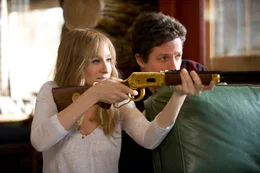 Als das Ehepaar Paul (Hugh Grant, r.) und Meryl (Sarah Jessica Parker, l.) Morgan, Zeugen eines Mordes werden stehen sie pl&ouml;tzlich im Fadenkreuz eines Killers. Zu ihrem Schutz werden sie in ein entlegenes Kaff in Wyoming verfrachtet. Das Chaos ist vorprogrammiert ...