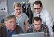 NDR Fernsehen HEITER BIS T&Ouml;DLICH - MORDEN IM NORDEN, "Auf der Klippe", am Donnerstag (19.02.15) um 23:30 Uhr. Der Apotheker Rosenthal wurde an der Steilklippe tot aufgefunden. Schr&ouml;ter (Veit St&uuml;bner), Sandra Schwartenbeck (Marie-Luise Schramm), Finn Kiesewetter (Sven Martinek) und Kriminaldirektor Lars Englen (Ingo Naujoks, v.l.n.r.) finden im Internet neue Erkenntnisse zum Fall.