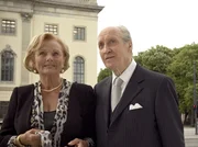 Immer elegant: Hilde (Ruth Maria Kubitschek) und ihr Gatte Theo (Ernst Stankovski) haben noch jede Menge Pl&auml;ne.