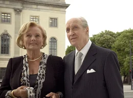 Immer elegant: Hilde (Ruth Maria Kubitschek) und ihr Gatte Theo (Ernst Stankovski) haben noch jede Menge Pl&auml;ne.