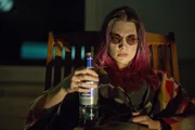 Sascha (Laura Berlin) ertr&auml;nkt ihre Trauer mit Alkohol.