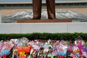 Blumen vor der Kim Il-sung-Statue.