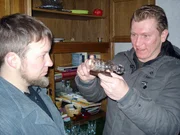 Tr&ouml;delprofi Otto Schulte (re.) mit Matthias, der nach dem Tod seiner Mutter das Elternhaus leer &uuml;bergeben muss...