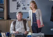 ARD HEITER BIS T&Ouml;DLICH - MORDEN IM NORDEN, II. Staffel der Krimiserie am Vorabend mit 16 neuen Folgen, Folge 19 "Der Fingerzeig" am Dienstag (09.04.13) um 18.50 Uhr im Ersten. Elke Rasmussen (Tessa Mittelstaedt, r.) und Schr&ouml;ter (Veit St&uuml;bner, l.) im Revier.