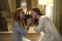L-R: Carrie White (Chlo&euml; Grace Moretz) und Margaret White (Julianne Moore)