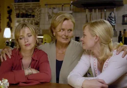 Hilde (Ruth Maria Kubitschek, Mitte) muss ihre liebeskranken T&ouml;chter Susanne (Susanna Simon, re.) und Anja (Tina Ruland) tr&ouml;sten.
