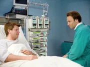 MDR Fernsehen IN ALLER FREUNDSCHAFT FOLGE 311, "Auf der Suche nach dem Gl&uuml;ck". Stefan Beck (Nikolaus Gr&ouml;be, li.) berichtet Martin (Bernhard Bettermann, re.) von seinem Verh&auml;ltnis zu Marie, Martins Tochter.