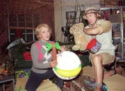 Als Vincent (Robert Lyons) sieht, wie entt&auml;uscht Elisabeth (Lisa Riecken) dar&uuml;ber ist, dass sie nicht mit nach Afrika fliegen kann, holt er mit viel Einfallsreichtum Afrika zu sich in die Wohnung und verbringt mit Elisabeth eine wilde Dschungel-Nacht...