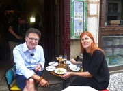 Moderator Michael Friemel und Protagonistin Silvia Reis.