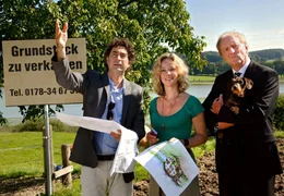 Architekt M&uuml;ller (Christian Rogler, links) erl&auml;utert Siegfried (G&uuml;nther Maria Halmer) und Irene (Ann-Kathrin Kramer) seine Pl&auml;ne f&uuml;r das zu bebauende Grundst&uuml;ck.