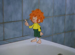 Als Pumuckl &uuml;berm&uuml;tig im Badezimmer herumturnt, beschlie&szlig;t er, dass Meister Eders Bad nicht mehr sch&ouml;n genug ist und daher ein neues installiert werden muss.