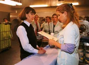 Jutta Adler überbringt Lollo die Botschaft, dass ihre frühere Scheinehe durch den Tod ihres Mannes beendet wurde. Lollo ist für ihren Daniel frei... Jutta Adler überbringt Lollo die Botschaft, dass ihre frühere Scheinehe durch den Tod ihres Mannes beendet wurde. Lollo ist für ihren Daniel frei...