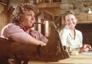 Von dem Geld ihrer ersten Ernte wollen Charles (Michael Landon, l.) und Caroline (Karen Grassle, r.) neue Stiefel kaufen.