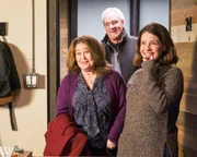 (v.li.): Julie Warner (Pam Dilallo), Barclay Hope (Mike Dilallo), Paige Spara (Lea Dilallo).