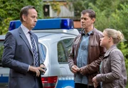 ARD HEITER BIS T&Ouml;DLICH - MORDEN IM NORDEN, II. Staffel der Krimiserie am Vorabend mit 16 neuen Folgen, Folge 20 "Die gute Ute" am Dienstag (16.04.13) um 18.50 Uhr im Ersten. Dr. Alexander Henglooten (Moritz Lindbergh, l.) hat Ute Schorn, die Betreuerin seines Sohnes Thorben &uuml;berfahren. Er meldet sich selbst ganz verst&ouml;rt bei der Polizei. Finn Kiesewetter (Sven Martinek, M.) und Sandra Schwartenbeck, r.) befragen ihn zum Unfallhergang.