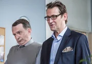 ARD HEITER BIS T&Ouml;DLICH - MORDEN IM NORDEN, II. Staffel der Krimiserie am Vorabend mit 16 neuen Folgen, Folge 17 "Auf der Klippe" am Dienstag (02.04.13) um 17.55 Uhr im Ersten. Kriminaldirektor Englen (Ingo Naujoks, r.) will einmal w&ouml;chentlich au&szlig;erhalb der Dienstzeit einen "Jour Fixe" mit allen Mitarbeitern einf&uuml;hren. Ernst (J&uuml;rgen Uter, l.) ist nicht  begeistert.