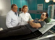 Benjamin Helbig (Tom Lass, rechts) der Sohn von Oberschwester Ingrids (Jutta Kammann, Mitte) verstorbener Freundin, wird nach einer Ohnmacht in die Sachsenklinik eingeliefert. Vor f&uuml;nf Jahren wurde bei Benjamin eine Rheumatoide Arthritis festgestellt - seitdem lebt der junge Mann mit Schmerzen und hat jeden Glauben an Heilung aufgegeben. Als Prof. Simoni (Dieter Bellmann) ihn bittet, f&uuml;r weitere Untersuchungen in der Klinik zu bleiben, erwidert Benjamin, dass er daf&uuml;r keine Zeit h&auml;tte - au&szlig;erdem k&ouml;nne ihm sowieso keiner helfen. Ingrid erkennt den Sohn ihrer Freundin nicht wieder - er scheint jede Lebensfreude verloren zu haben.