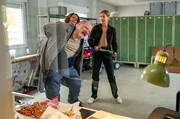 Lena (Ulrike Folkerts, l.) und Johanna (Lisa Bitter, r.) haben Anhaltspunkte, dass Hausmeister Schuster (Georg Blumreiter) in den Tod des Schülers verwickelt ist. Empört von dessen Verhalten greift Lena energisch zu ... Lena (Ulrike Folkerts, l.) und Johanna (Lisa Bitter, r.) haben Anhaltspunkte, dass Hausmeister Schuster (Georg Blumreiter) in den Tod des Schülers verwickelt ist. Empört von dessen Verhalten greift Lena energisch zu ...