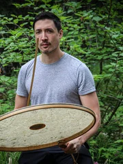 Der indianische Schamane Qituvituaq Litchard steht mit einer traditionellen Trommel der Ureinwohner Alaskas, die den Donnervogel zu ihm locken soll.