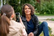 Madita (Hanna Lazarakopoulos) versucht, Lena Odenthal (Ulrike Folkerts, r.) von unangenehmen Fragen abzulenken. Allerdings ohne großen Erfolg. Madita (Hanna Lazarakopoulos) versucht, Lena Odenthal (Ulrike Folkerts, r.) von unangenehmen Fragen abzulenken. Allerdings ohne großen Erfolg.