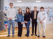 Lisa Gadenst&auml;tter (m.) mit Sch&uuml;lerinnen und Sch&uuml;ler der HAK Kitzb&uuml;hel - sie helfen bei den Einlasskontrollen mit.