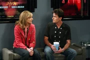Charlie (Charlie Sheen, r.) und Myra (Judy Greer, l.) entdecken ihre Sympathie f&uuml;reinander ...