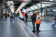 Mona Vetsch (r.) mit Lokf&uuml;hrerin Engela Hegelbach (l.) am Hauptbahnhof Z&uuml;rich