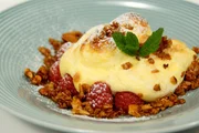 Gratinierte Himbeeren mit Topfen und Granola. Gratinierte Himbeeren mit Topfen und Granola.