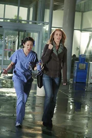 Teddy (Kim Raver, r.) &uuml;berl&auml;sst Cristina (Sandra Oh, l.) die Chance, erstmals selbstst&auml;ndig eine Herzoperation durchzuf&uuml;hren. Cristina ist dar&uuml;ber &uuml;bergl&uuml;cklich und f&uuml;hlt sich endlich als richtige Herzchirurgin ...