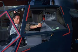 Officer Frank Murphy (Roy Scheider) ger&auml;t in h&ouml;chste Gefahr als er zuf&auml;llig ein brisantes Gespr&auml;ch mit anh&ouml;rt. Durch das Abh&ouml;rsystem in dem hochmodernen Hubschrauber "Blue Thunder" wird er so Zeuge einer politischen Verschw&ouml;rung.