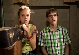 Pik (Sidonie von Krosigk) und ihr Freund Amadeus (Robin Becker) haben schreckliche Angst vor einem korrupten Polizisten, der sie beseitigen will.