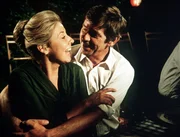 John (Ralph Waite, r.) und Olivia (Michael Learned, l.) lachen gemeinsam dar&uuml;ber, dass John jetzt doch an dem Klassentreffen teilnehmen muss ...