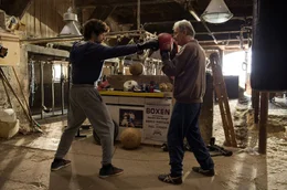 R&uuml;ckendeckung bekommt Mirko (Pasquale Aleardi, li.) von seinem Vater Borko (Peter Prager), der auf beinhartes Boxtraining setzt.