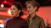 Eve (Sandra Oh, l.) hat ihren eigenen Verdacht, wer hinter dem Attentat in Polen steckt. Als sie sich entschlie&szlig;t, Dasha (Harriet Walter, r.) pers&ouml;nlich damit zu konfrontieren, begibt sie sich jedoch in gro&szlig;e Gefahr.