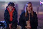 Villanelle (Jodie Comer) sucht ihre Familie in Russland, um Antworten über ihre Kindheit zu finden. Während ihres unerwarteten Besuchs erfährt Villanelle, dass Boris (Temirlan Blaev) ihr kleiner Halbbruder ist. Villanelle (Jodie Comer) sucht ihre Familie in Russland, um Antworten über ihre Kindheit zu finden. Während ihres unerwarteten Besuchs erfährt Villanelle, dass Boris (Temirlan Blaev) ihr kleiner Halbbruder ist.