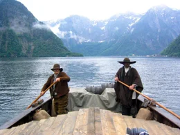 "Hallstatt - Ein Leben zwischen Fels und See". Als bedeutendes Kultur- und Naturdenkmal wurden Hallstatt und seine Umgebung in die UNESCO-Weltkultur- und Naturerbeliste aufgenommen. Hier herrscht der Dachsteingletscher &uuml;ber eine Landschaft, in der Mensch und Natur au&szlig;ergew&ouml;hnliche Verbindungen eingegangen sind. Eis, Karst und unterirdische Wasserwelten erz&auml;hlen noch heute von den Jugendtagen der Erde.