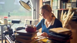 Die 22-j&auml;hrige Luise (Luna Wedler) macht eine Ausbildung zur Buchh&auml;ndlerin.