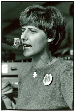 Sie war die Ikone der deutschen Friedens- und Umweltbewegung: Petra Kelly glaubte daran, dass ein einzelner Mensch die Welt ver&auml;ndern kann. In den 1980er Jahren brachte sie hunderttausende Menschen gegen Atomkraft und Atomraketen auf die Stra&szlig;e. Die radikale Pazifistin, Menschenrechtsaktivistin und Feministin dachte global und war international erfolgreich. - Petra Kelly spricht bei "K&uuml;nstler f&uuml;r den Frieden" am 11. September 1982 in Bochum.