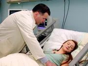 Steffi Windscheid (Clara Fr&ouml;hlich), ein M&auml;dchen aus Jakobs neuer Clique, wird in die Sachsenklinik eingeliefert. Dr. Roland Heilmann (Thomas R&uuml;hmann) ist ihr behandelnder Arzt.