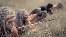Jama (Marlena Selikovsky, l.) und ihre Gruppe auf der Jagd.