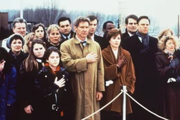 In tiefer Trauer: Jack Ryan (Harrison Ford, 3.v.r. vorne) und seine Frau Cathy (Anne Archer, 2.v.r. vorne) ...