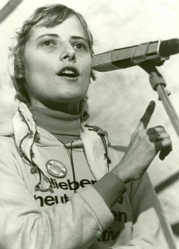Sie war die Ikone der deutschen Friedens- und Umweltbewegung: Petra Kelly glaubte daran, dass ein einzelner Mensch die Welt ver&auml;ndern kann. In den 1980er Jahren brachte sie hunderttausende Menschen gegen Atomkraft und Atomraketen auf die Stra&szlig;e. Die radikale Pazifistin, Menschenrechtsaktivistin und Feministin dachte global und war international erfolgreich. - Petra Kelly spricht bei einer Anti-Atomkraft-Demonstration in Irland (1978).