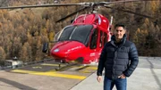 Einstein Was macht die Schweiz zum Helikopterland? Moderator Tobias M&uuml;ller vor einem Helikopter