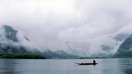Universum: "Hallstatt - Ein Leben zwischen Fels und See", Die Hallstatt-Dachstein-Region - landschaftliche Idylle zwischen Fels und See und eine der &auml;ltesten Kulturlandschaften der Menschheit. Mit nachinszenierten Darstellungen und realen Naturaufnahmen l&auml;sst Regisseur Wolfgang Thaler (Buchmitarbeit: Alfred Komarek) diese faszinierende Region von der Hallstattzeit vor 2.500 Jahren bis in die Gegenwart lebendig werden.