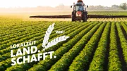 WESTDEUTSCHER RUNDFUNK K&Ouml;LN Lokalzeit LandSchafft Keyvisual - Lokalzeit LandSchafft zeigt spannende Geschichten aus der Landwirtschaft. Wir schauen Landwirtinnen und Landwirten in Nordrhein-Westfalen &uuml;ber die Schulter, wie sie leben und arbeiten und welche moderne Technik sie daf&uuml;r einsetzen. Inspirierende Familiengeschichten vom Land &ndash; echt und nah dran.