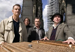 Herrmann K&ouml;nigstein (Heinrich Schafmeister, li.) und der K&uuml;ster (J&uuml;rgen Trott, 2.v.li.) beobachten auf dem K&ouml;lner Dom, wie Kommissar Hetzel (Rudolf Kowalski, 2.v.re.) zusammen mit einem Taubenexperten (Erwin Grosche, re.) Brieftauben abfliegen l&auml;sst.