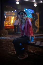 Siobhan (Charli Wookey) im Crazy Fun Park.