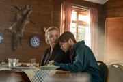 Bruder Pyotr (Rob Feldman) kann nicht glauben, dass seine Schwester nach all den Jahren doch noch lebt. Mit seiner Reaktion hat Villanelle (Jodie Comer) nicht gerechnet.